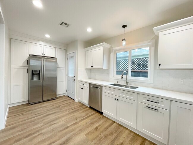 Building Photo - 6424 Blucher Ave