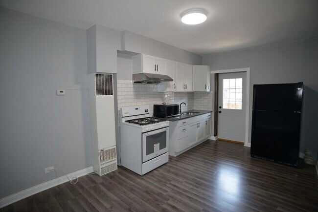 Building Photo - 819 S Leavitt St