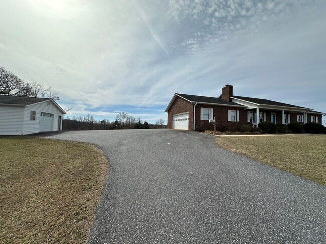 Building Photo - Peaceful Country Living