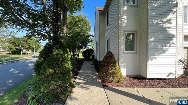Building Photo - 12 Independence Ct