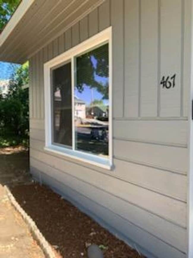 Building Photo - 465-467 NE Baker Dr