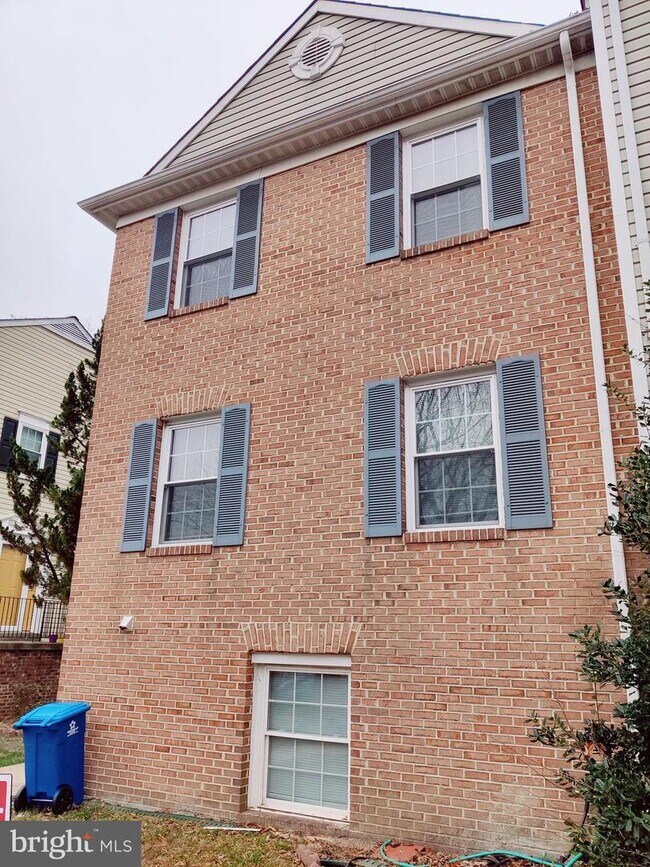 Building Photo - 9662 Eaton Woods Pl