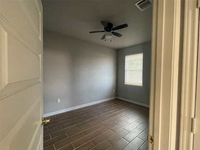 Building Photo - 884 Rd 3550