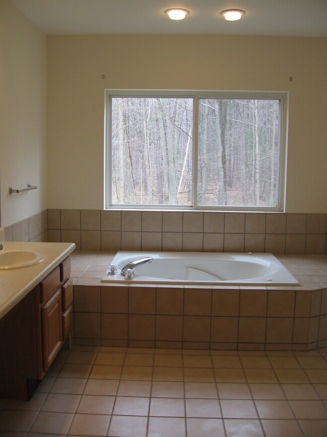 Building Photo - 10 Sanctuary Dr