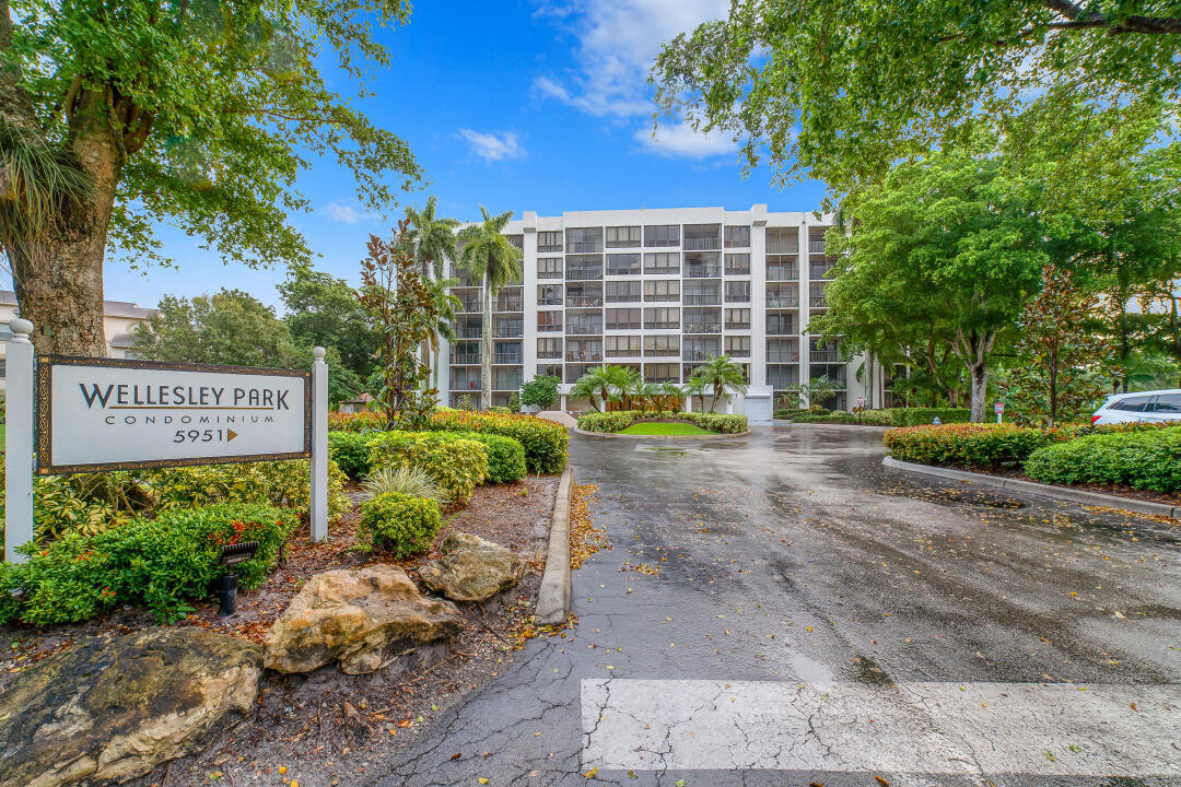 Foto principal - 5951 Wellesley Park Dr