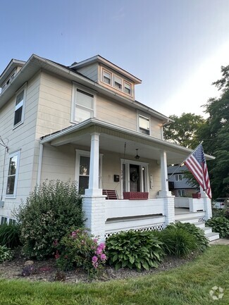 Building Photo - 344 W Maple St