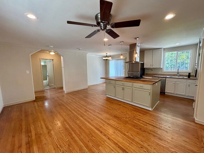 Building Photo - Exceptional Single Family House for Rent!