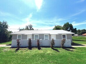Building Photo - 3039 Headland Ave