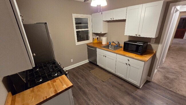 Foto del edificio - 7318-7320 Wakefield Ave