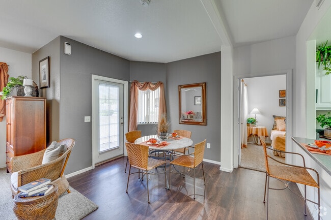 2BR, 2BA - 1058SF - Dining Room - Island Palms