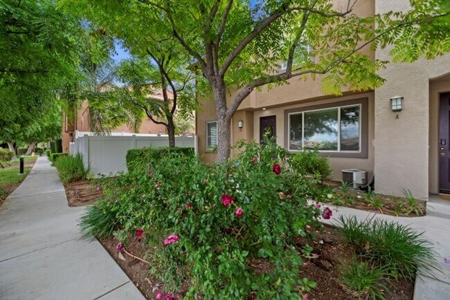 Foto del edificio - Beautiful 3 bedroom townhouse available fo...