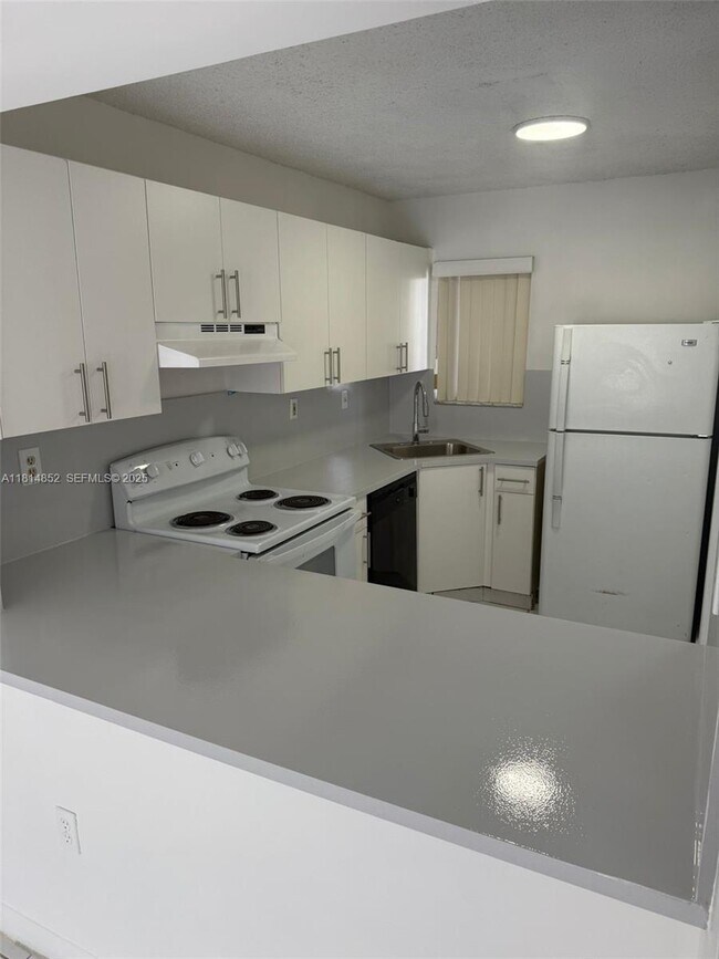 Foto del edificio - 2680 W 76th St