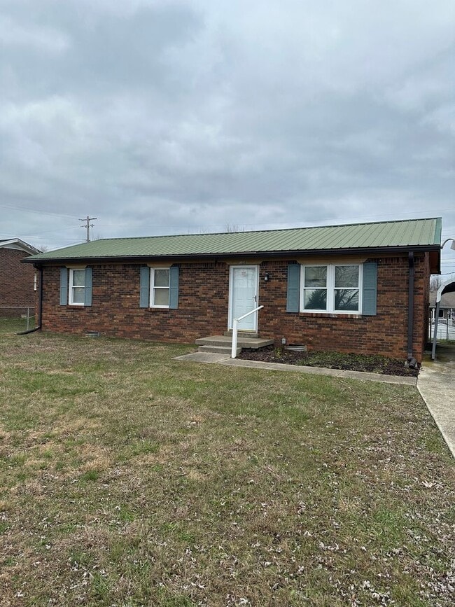 Building Photo - Pet Friendly Home in Vine Grove!