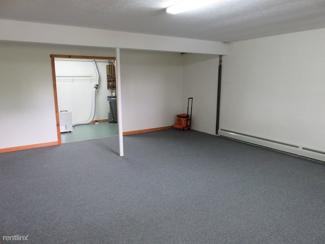 Building Photo - 692 Ridge Rd