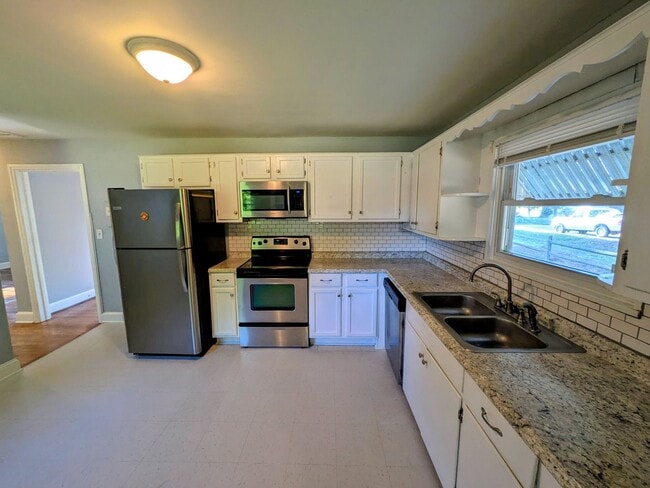 Building Photo - 605 Oakhurst St