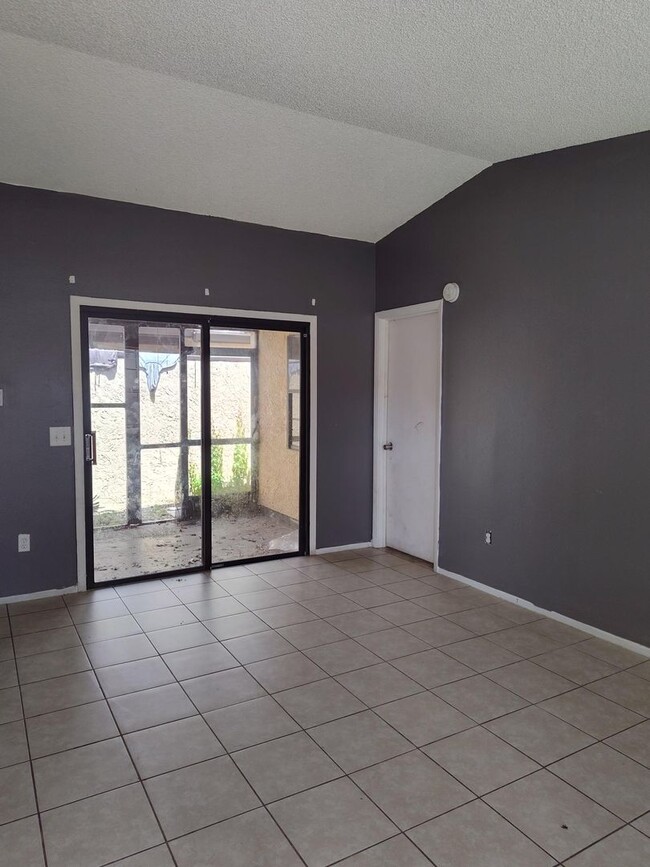 Foto del edificio - Welcome to Silver Springs Shores–Plaza Rid...