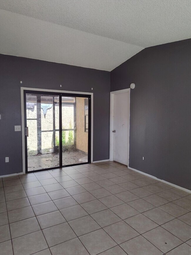 Foto del edificio - Welcome to Silver Springs Shores–Plaza Ridge – Comfort, Convenience & Affordability in the Heart ...