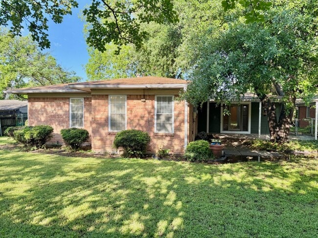 Building Photo - 1510 Westwood Dr