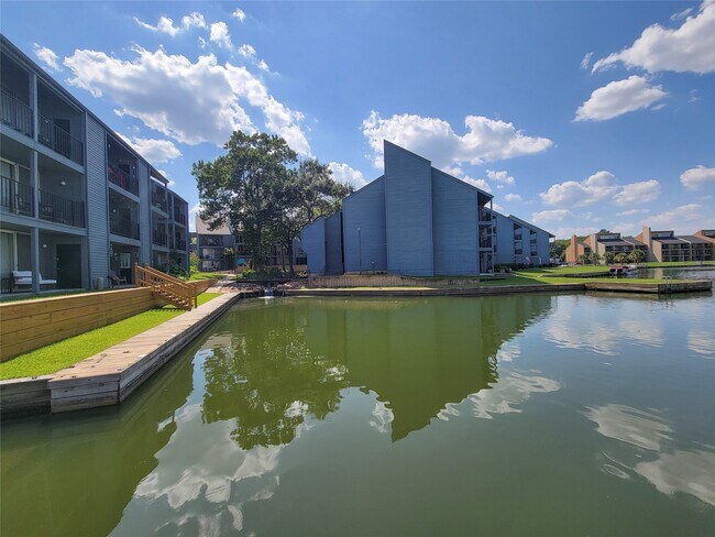 Foto del edificio - 12500 Melville Dr