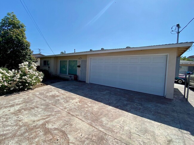 Foto del edificio - 15707-15707 1/2 Larch Ave.