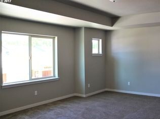 Foto del edificio - BEAUTIFUL CREEKWOOD TOWNHOME! 3 BR, 2.5 BA