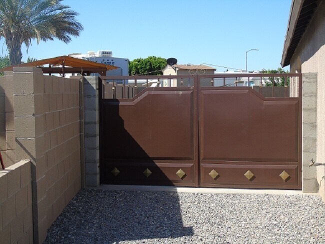 Building Photo - Newer 3 bedroom 2 bath home is West Yuma
