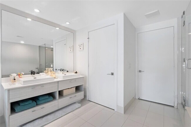 Foto del edificio - 650 NE 32nd St