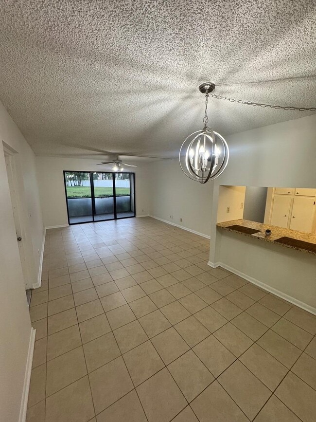 Foto del edificio - 703 Sunny Pine Way
