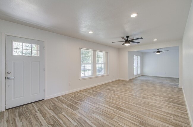 Building Photo - 591 River Plantation Dr