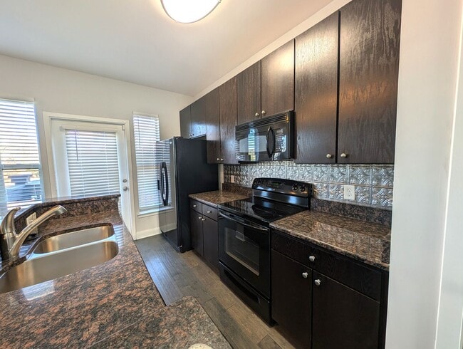 Foto del edificio - Beautiful, 3 bed, 2 bath Townhome Located ...