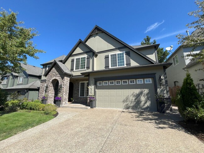 Foto del edificio - Elegant 4-Bedroom Home with Exceptional Cr...