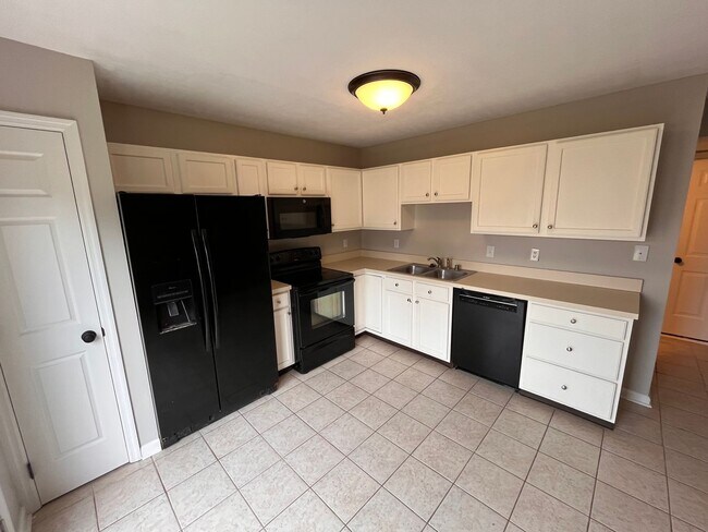 Building Photo - 3 Bedroom Home Available in Feb!