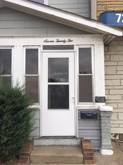 Building Photo - 722 E 6th St
