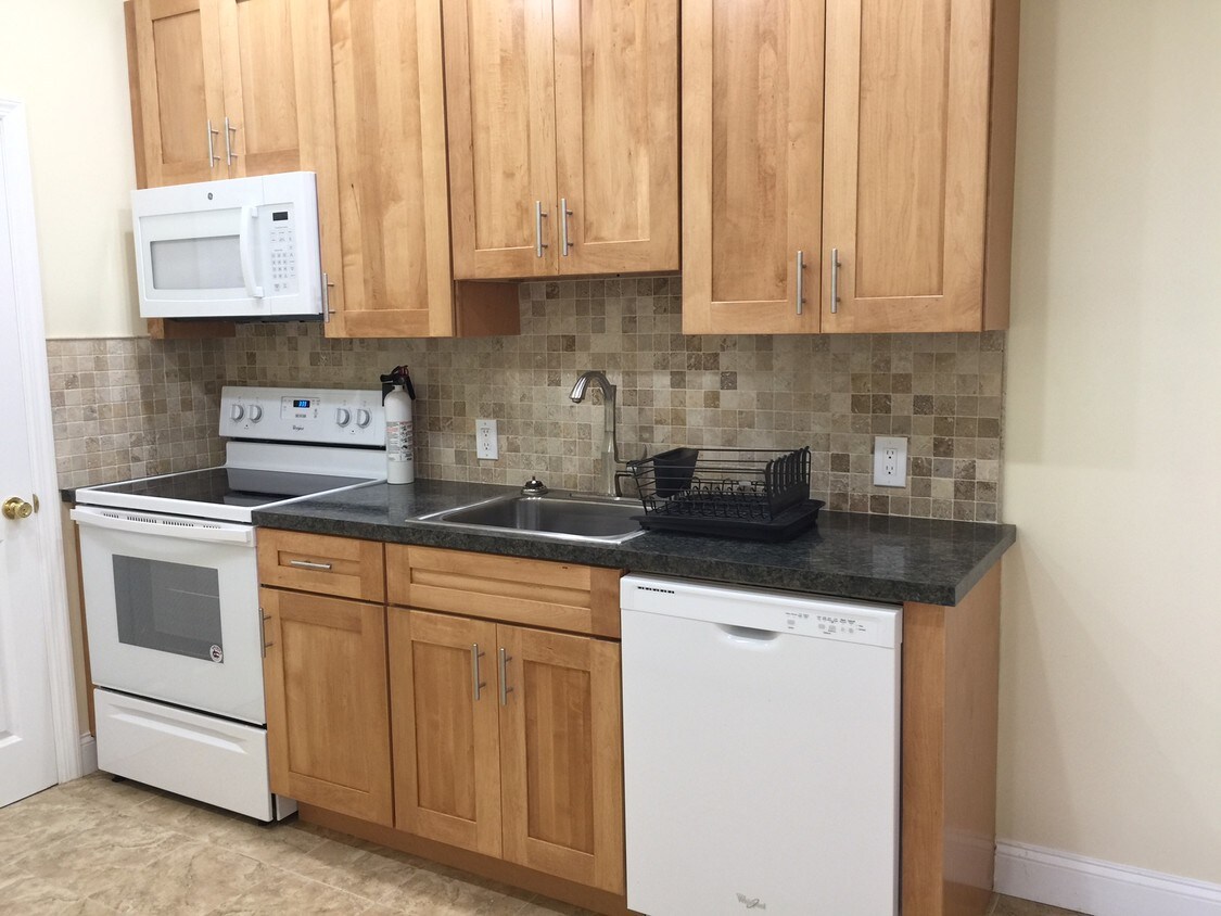 Foto principal - 84-31 60th Ave