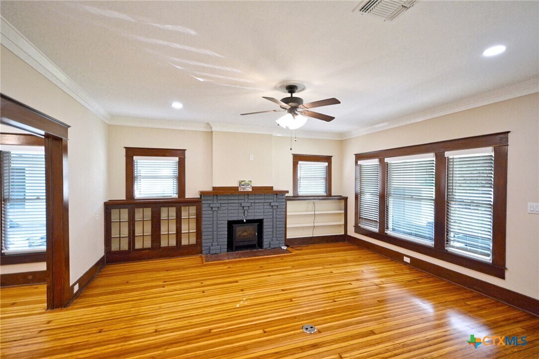 Primary Photo - 576 W Coll St