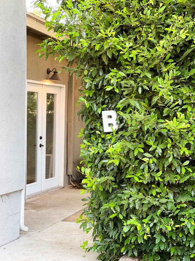 Foto del edificio - 1529 N Edison Blvd