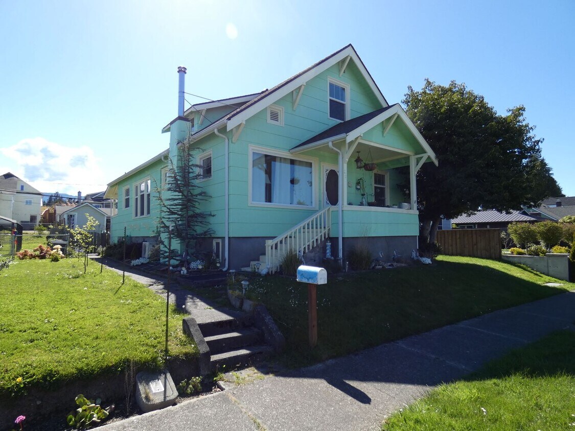 Primary Photo - APPLICATION PENDING - 214 W 12th Upstairs ...