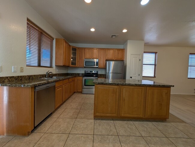 Building Photo - Community pool *Covered back patio with ex...
