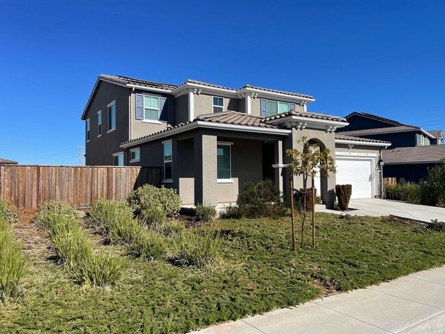 Building Photo - Wonderful Nearly New 5 bedroom Home