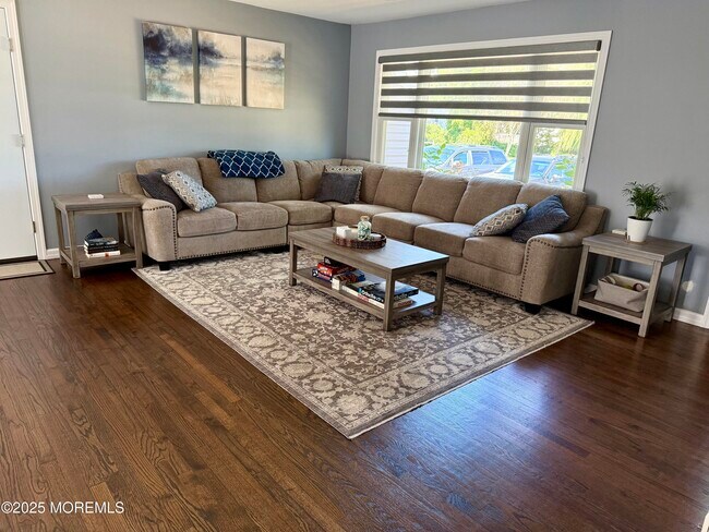 Foto del edificio - 484 Branchport Ave