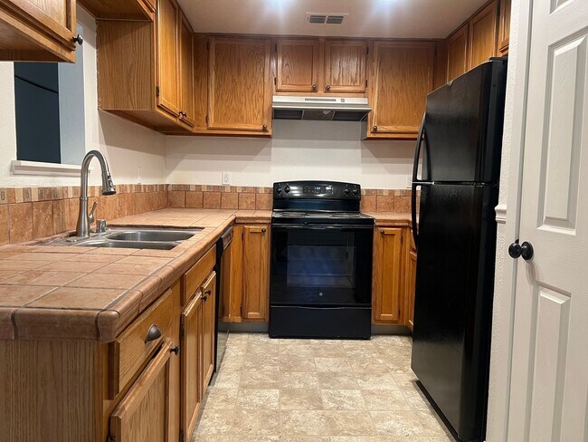 Foto del edificio - NICE 3 BEDROOM, 2.5 TOWNHOUSE W/ 2 CAR GAR...
