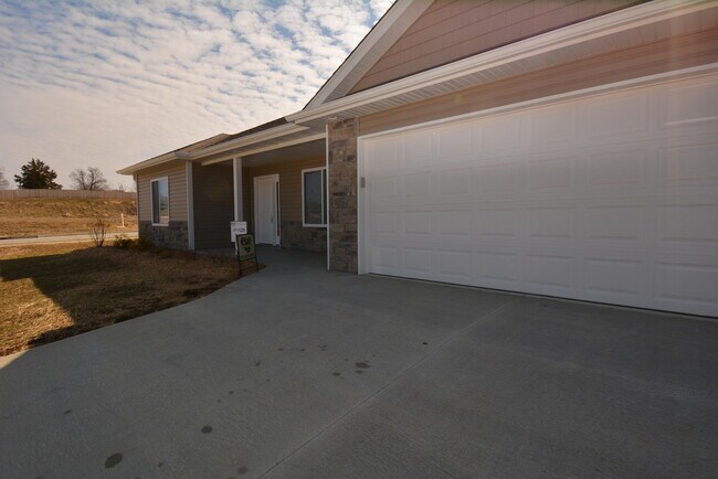 Building Photo - 3404 NAPOLI Dr