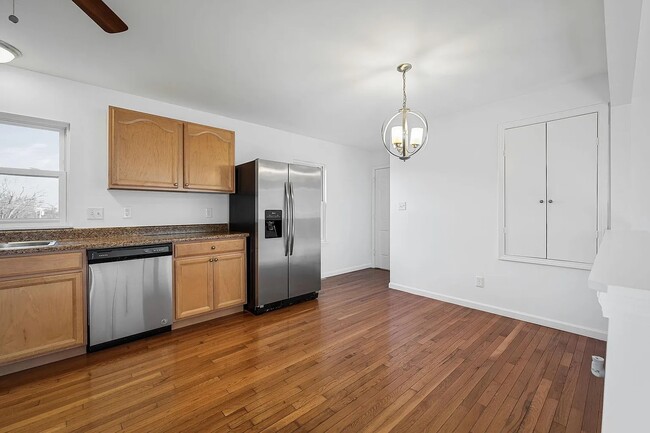 Building Photo - 617 S Duchesne Dr