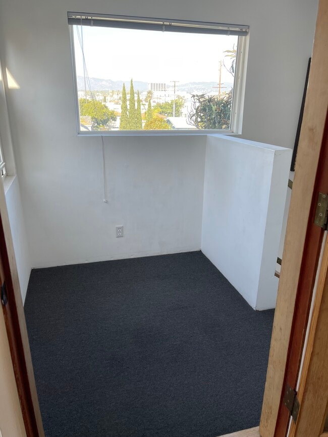 Front door landing - 1827 18th St