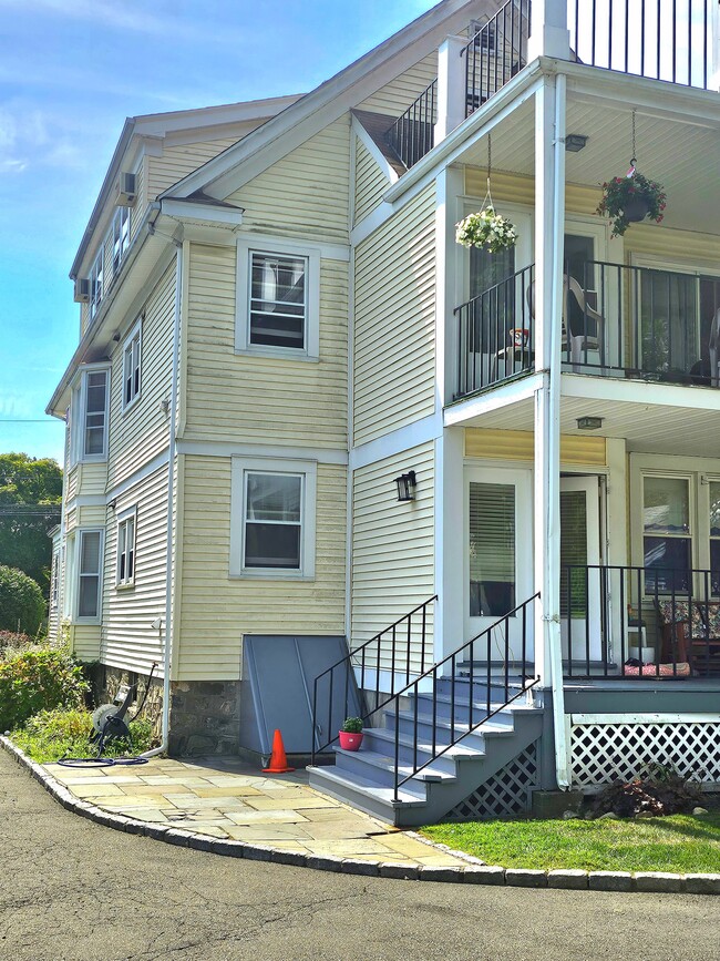 Back entrance - 51 Colonial Rd