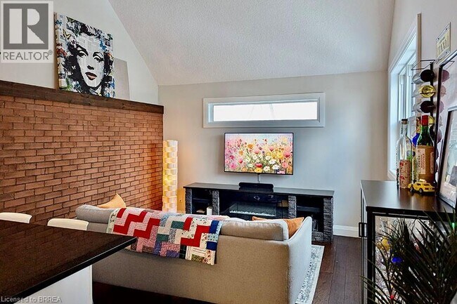 Building Photo - 24 Locust St