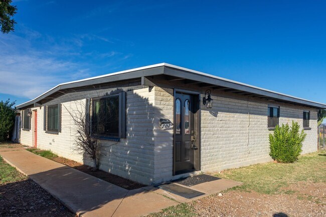 Building Photo - 702 N Skyline Dr