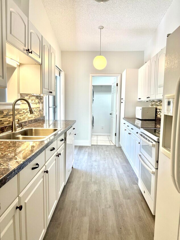 Foto principal - 214 Sparrow Dr