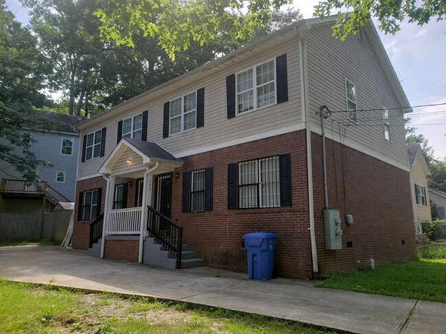 Building Photo - MUST HAVE FOUR BEDROOM SECTION 8 VOUCHER