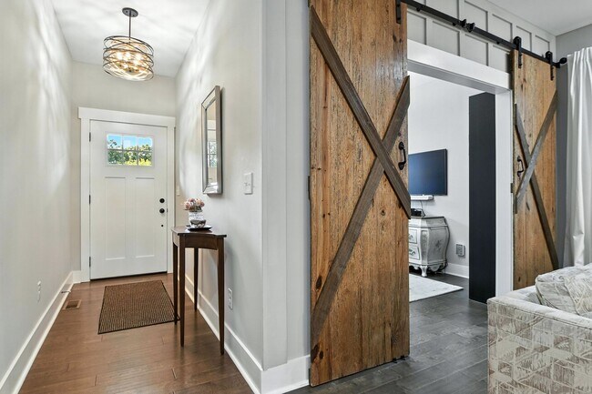 Building Photo - Charming 3 Bed 2.5 Bath Furnished Cottage COMING SOON!